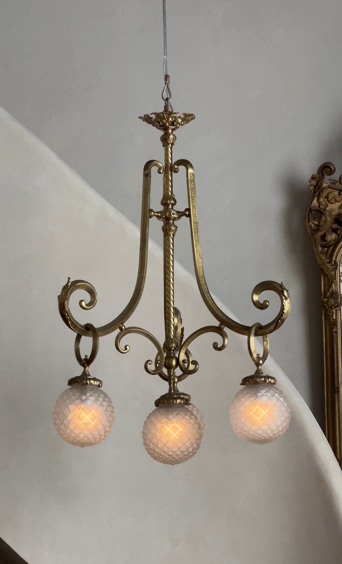 Antique Brass Chandelier Elegant and Vintage Lighting Fixture for Your Home