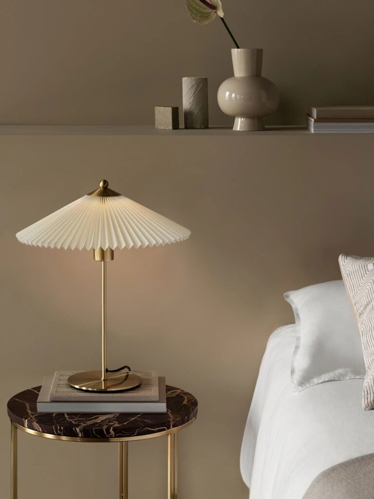 Bedside Table With Lamps