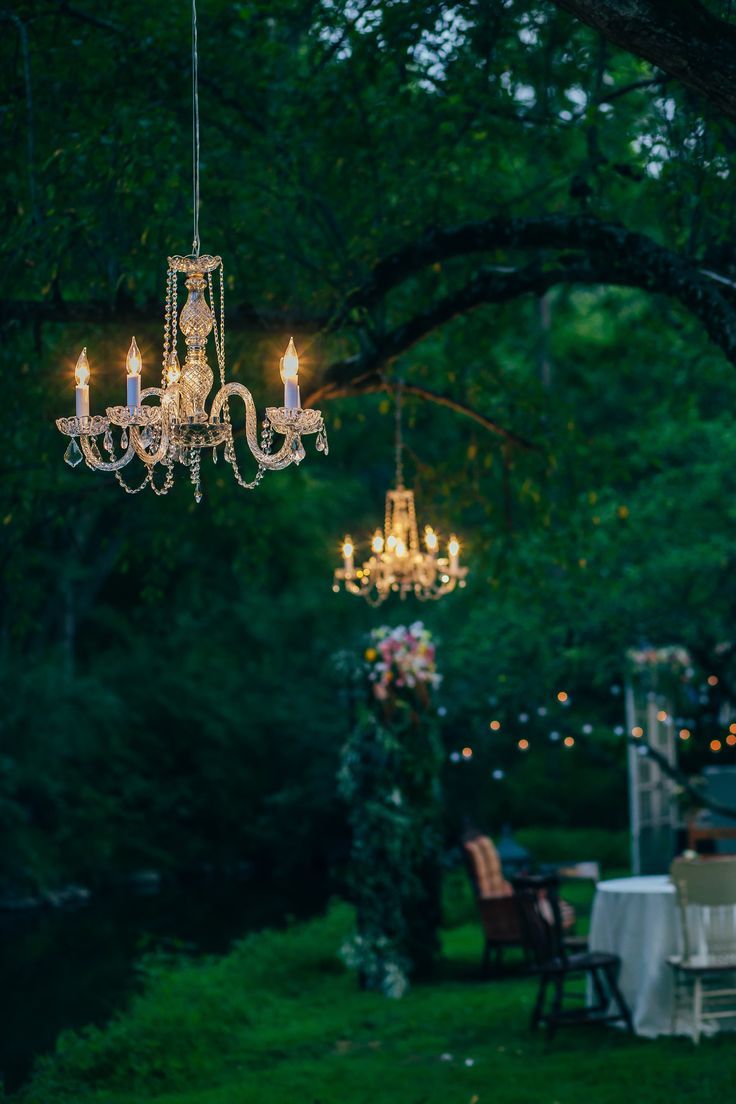 Chandeliers Outdoors : Elegant Lighting for Outdoor Spaces with Chandeliers