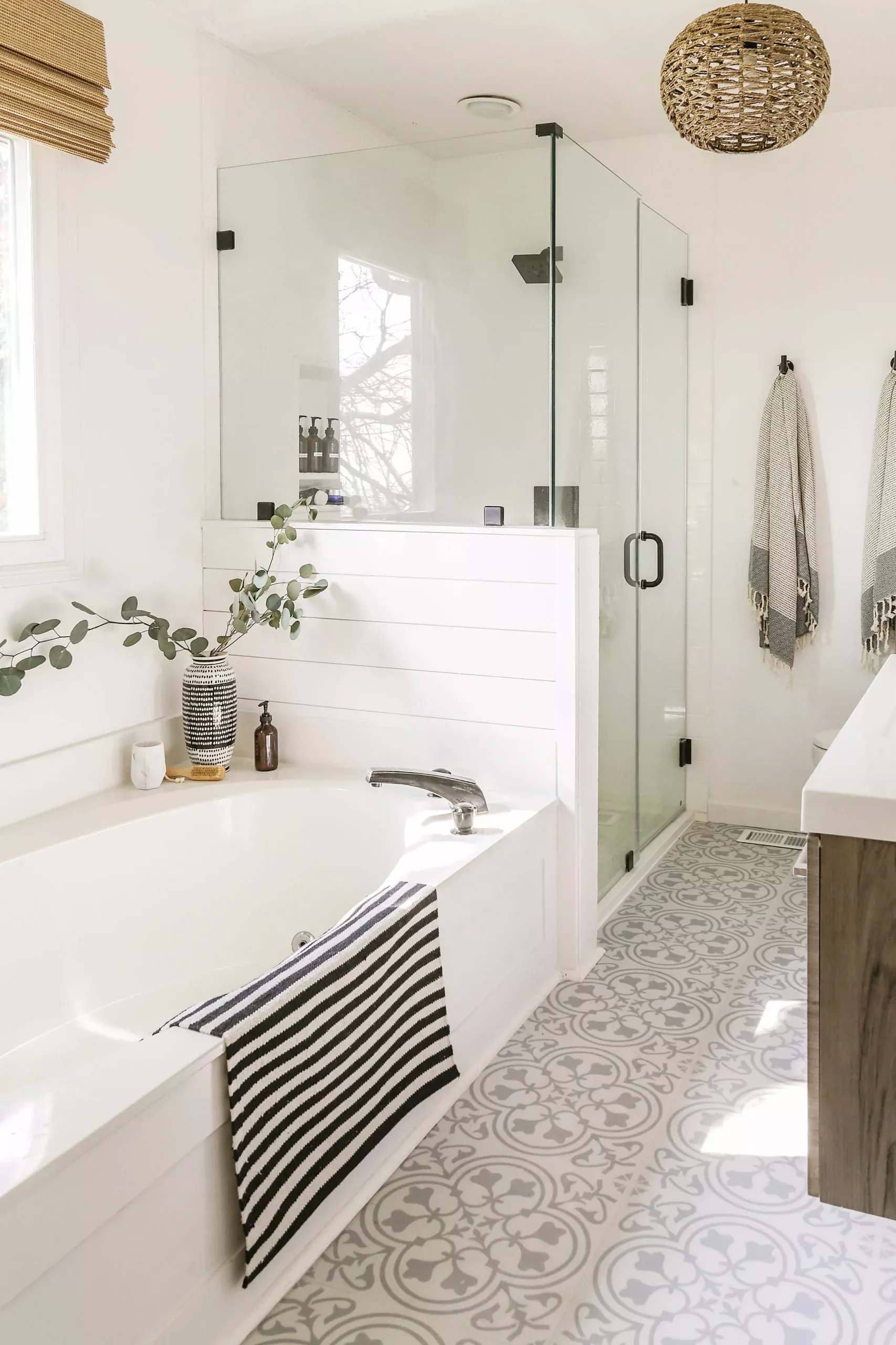 Farmhouse Bathroom Makeover “Rustic Charm: Transform Your Bathroom with Farmhouse Style”