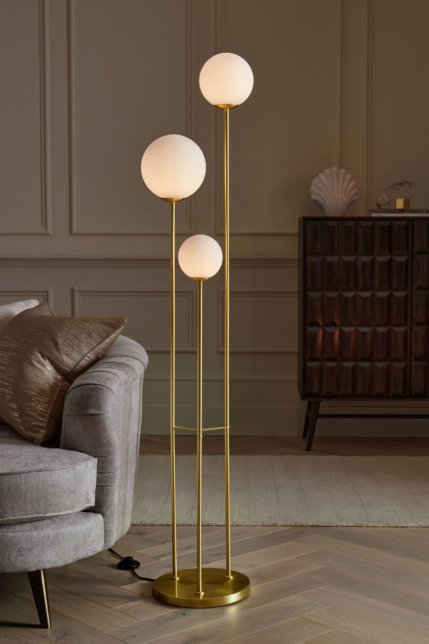 Floor Lamps In Brass : Stylish Brass Floor Lamps Adding Elegance to Your Home Decor