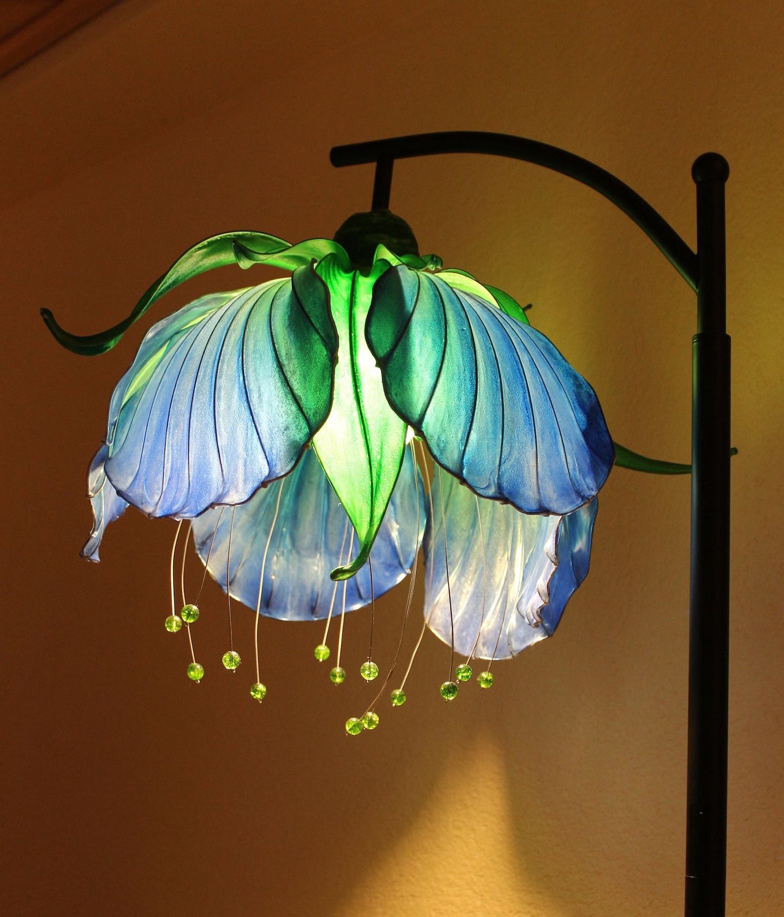 Flowering Lamp : Beautiful Blooms: The Flowering Lamp Bringing Joy to Any Space