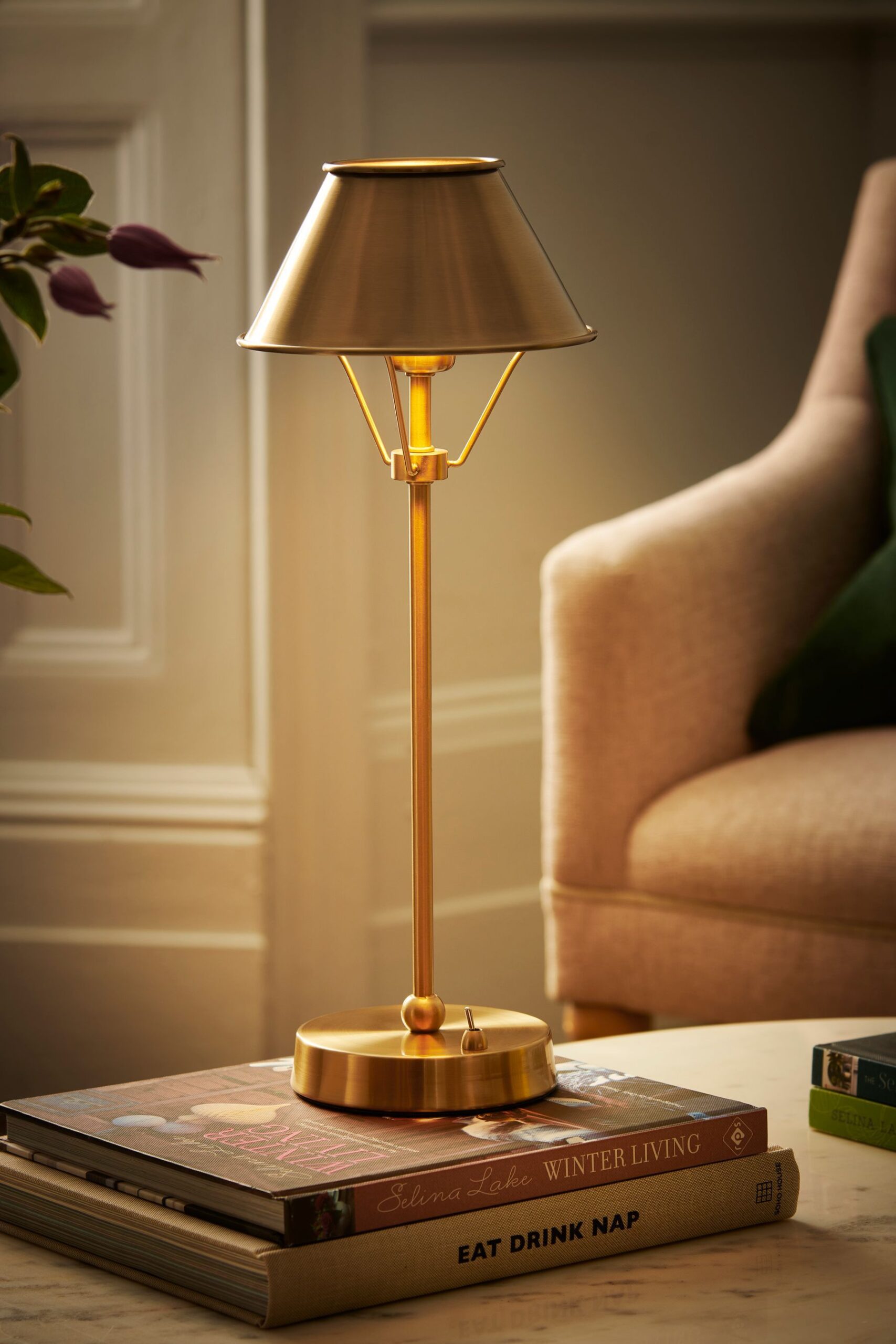 Living Room Brass Lamp : Stunning Living Room Brass Lamp Adds Elegance to Any Space