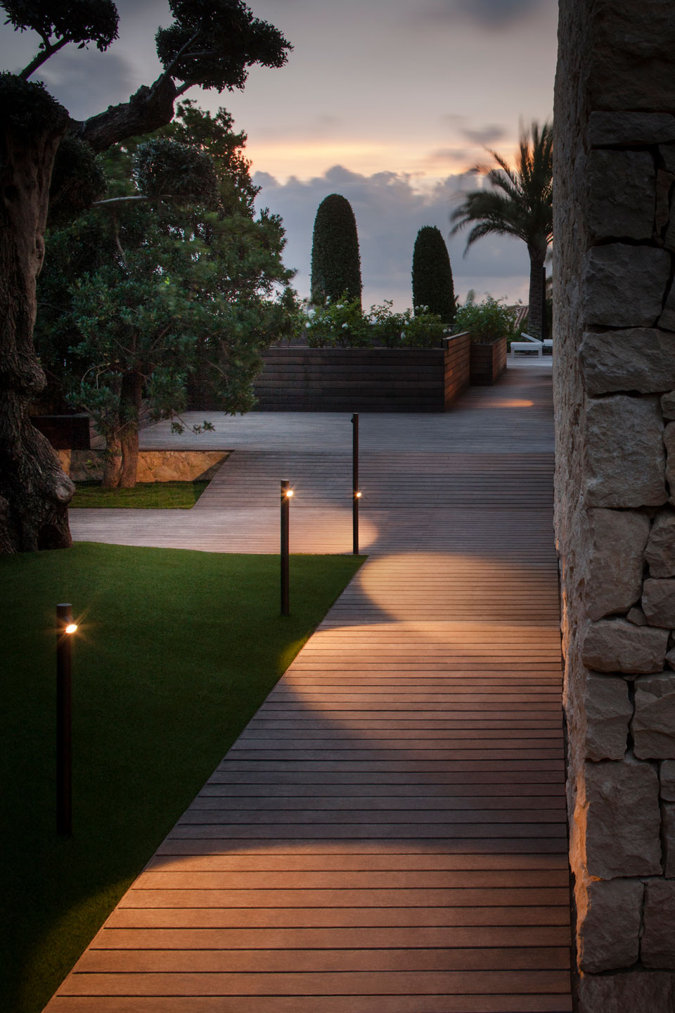 Path Lighting : Illuminate Your Pathway with Convenient and Stylish Path Lighting