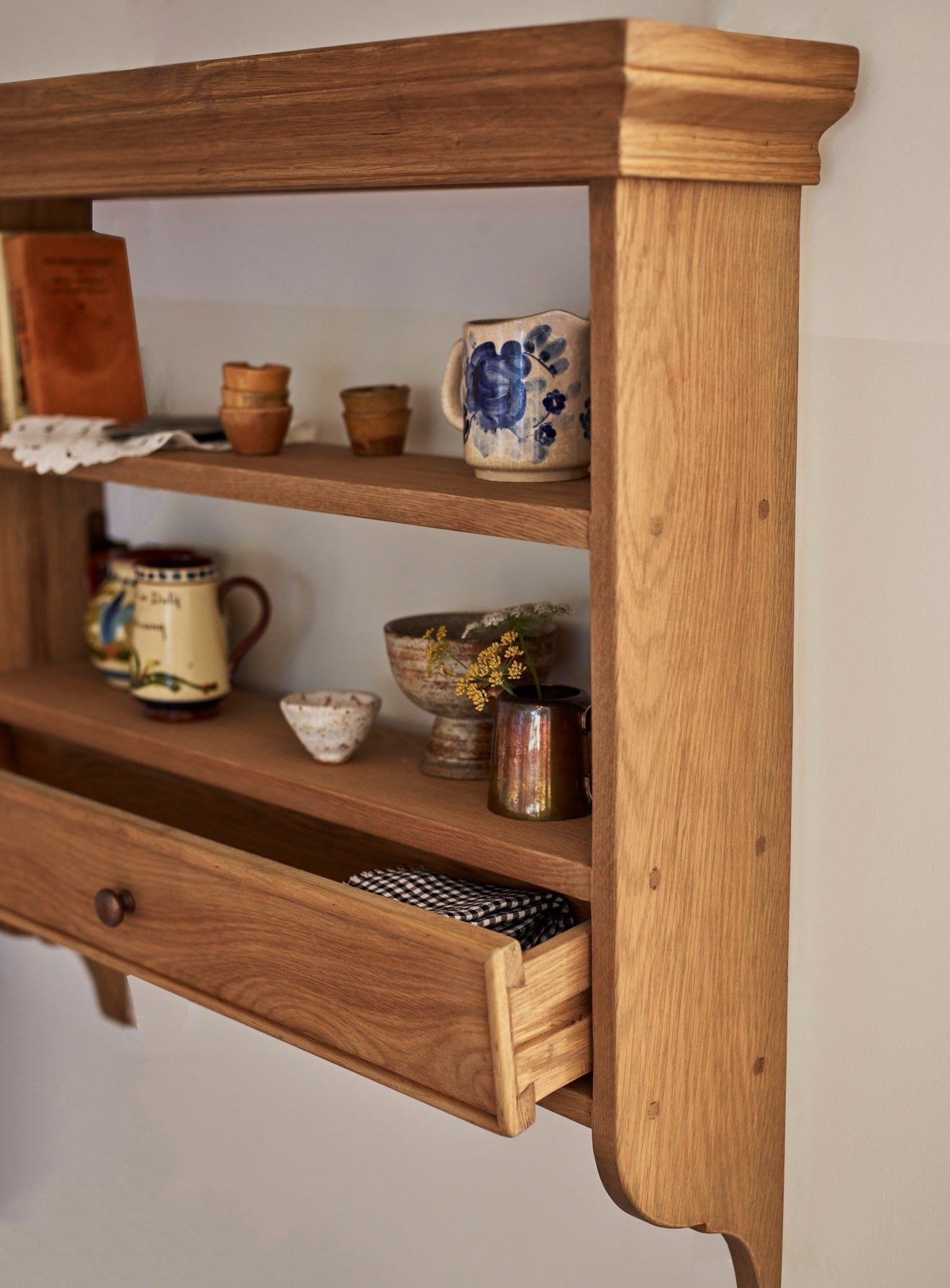 Wooden Shelves : Stylish Ways to Use Wooden Shelves in Your Home décor