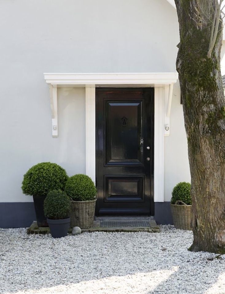 Front Door Planters Enhance Your Home Entrance with Beautiful Outdoor Plant Displays